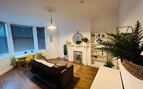 Beautiful Space Stylish And Modern! Perfect Location